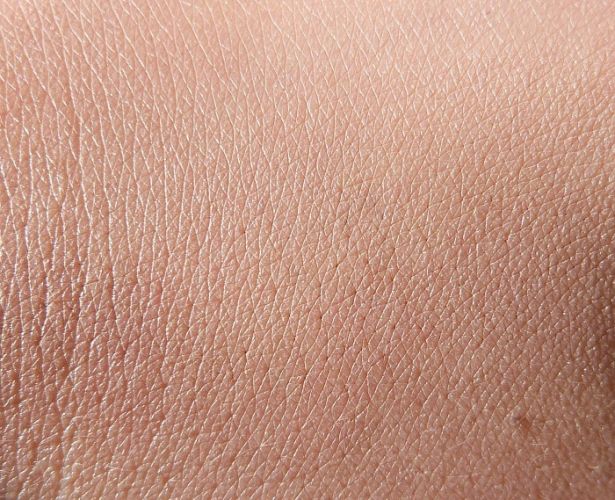 Le masque pour la personne de la peau se desquamant